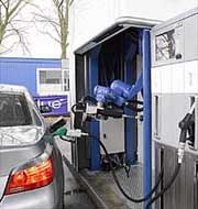 В голландии изобрели робота для заправки машин, который сам определяет, какая марка бензина подойдет к конкретной модели автомобиля