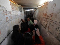 Археологи показывают журналистам фрески