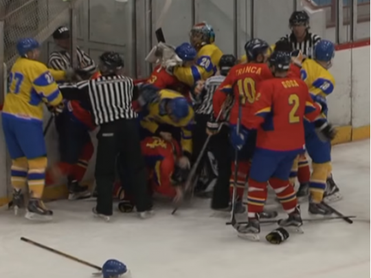 Украинские хоккеисты устроили драку во время матча (видео)
