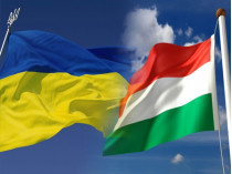 Флаги Украины и Венгрии