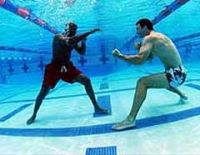 Чемпион мира ibf владимир кличко готовится к бою с султаном ибрагимовым&#133; Под водой в бассейне