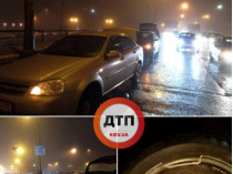 В Киеве посреди Шулявского моста образовалась яма (фото, видео)