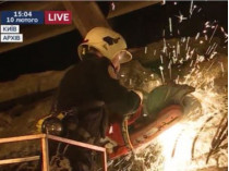 Коммунальщики залатали яму на Шулявском мосту в Киеве