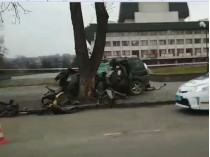 В центре Ужгорода внедорожник на большой скорости врезался в дерево, трое иностранцев погибли (фото)