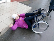 «Скользкая плитка, пандуса нет»: в Херсоне легкоатлетка в инвалидной коляске упала и ударилась головой