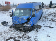 Под Киевом микроавтобус с детьми столкнулся с «Нивой»