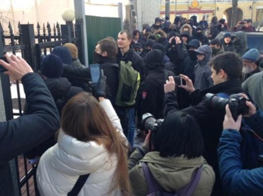 В Киеве радикалы из С14 ворвались в российский центр
