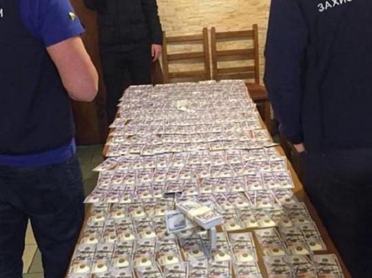 Во Львове за взятку в 25 тыс. долл. задержаны руководитель и юрист проектной организации