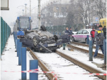 В Киеве Mercedes вылетел на рельсы трамвая и перевернулся (фото, видео)