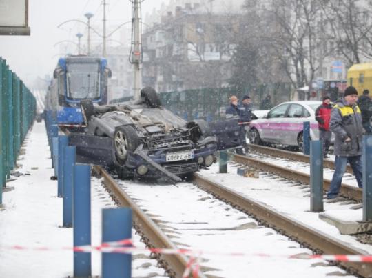 В Киеве Mercedes вылетел на рельсы трамвая и перевернулся (фото, видео)