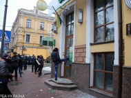В Киеве националисты забросали камнями офисы "Альфа-Банка" и "Сбербанка"