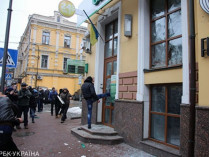 В Киеве националисты разбили окна в офисах Россторудничества