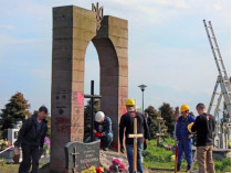 Обломками памятника воинам УПА в Польше вымостили дорогу