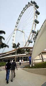 В сингапуре запустили самое большое в мире колесо обозрения&nbsp;— высотой 165(! ) метров