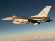 В Японии загорелся в воздухе американский истребитель F-16