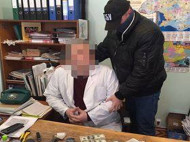 На Киевщине задержали на взятке медика, торговавшего группами инвалидности