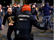 Футбольные фанаты из РФ с файерами и бутылками напали испанских полицейских (фото, видео)