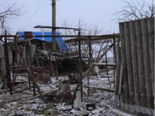 Обстрелы оставили без света часть поселка Луганское на Донбассе