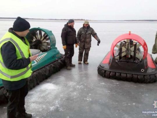 На Днепродзержинском водохранилище местные жители сняли с дрейфовавшей льдины 10 рыбаков