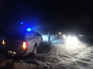 На Донетчине в снежные заносы попали пассажирский автобус и десятки машин