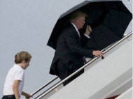 Трамп оставил мокнуть под дождем жену и сына, забрав себе зонтик (видео)