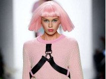 Модель с розовыми волосами