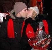 В день святого валентина 4474 влюбленные пары установили рекорд украины, одновременно поцеловавшись на площадях киева, днепропетровска и львова