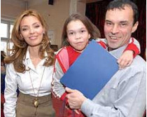 Владелица конкурса «мисс украина-вселенная» александра николаенко выделила 350 тысяч гривен для больных детей