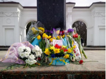 Цветы к памятнику поэту