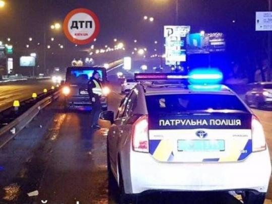В Киеве нацгвардеец попал под колеса авто, когда спешил на помощь сбитому пешеходу