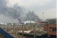 Столб дыма, поднимающийся от горящего самолета
