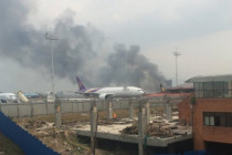 Столб дыма, поднимающийся от горящего самолета
