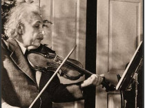 Альберт Эйнштейн играет на скрипке