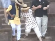 Хиллари Клинтон дважды подряд сорвалась с лестницы в Индии (видео)