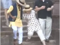 Хиллари Клинтон на лестнице в индийском дворце 