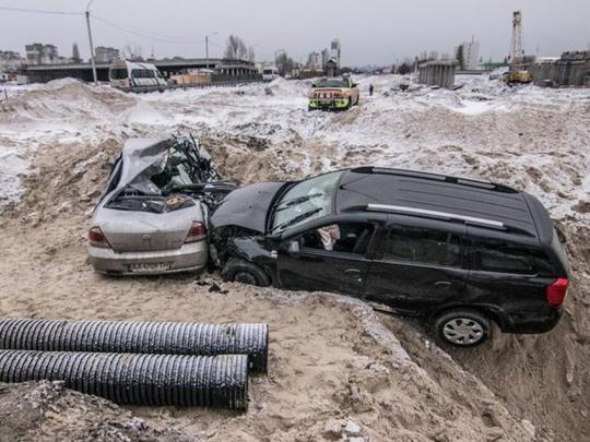 Dacia слетела с дороги в котлован и раздавила Nissan