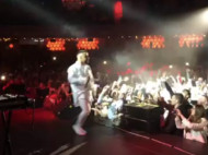Монатик упал со сцены во время концерта в Минске (видео)