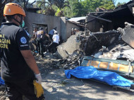 На Филиппинах самолет врезался в жилой дом: много погибших
