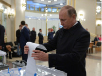 Владимир Путин голосует