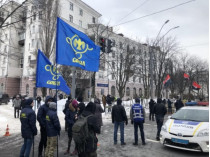 Под посольством России много полиции и националисты