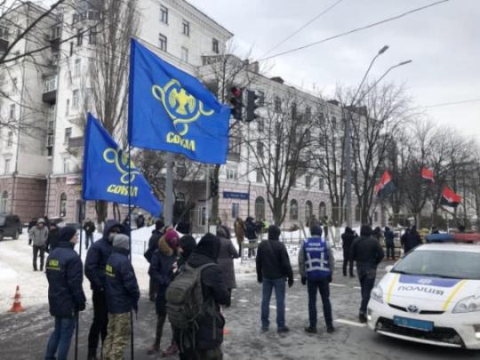 Под посольством России много полиции и националисты