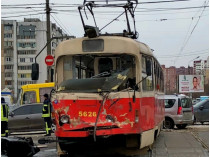 В столице трамвай столкнулся с грузовиком (фото)