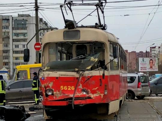 В столице трамвай столкнулся с грузовиком (фото)