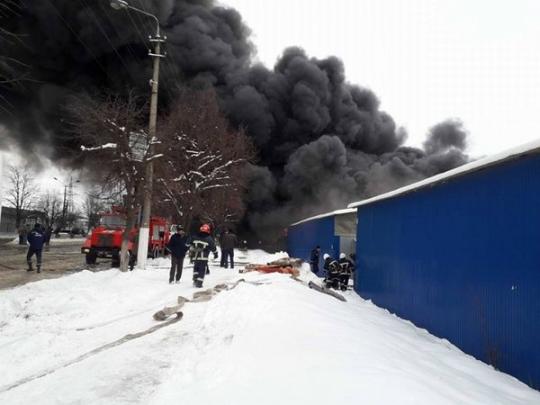 В Черновцах горит один из крупнейших украинских рынков (фото, видео)