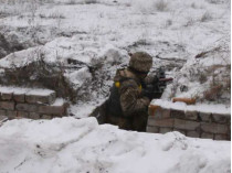 Украинский военный в окопе