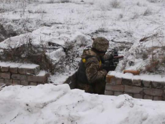Украинский военный в окопе