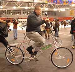 Изготовленный для самого высокого человека планеты леонида стадника огромный велосипед испытал&#133; Богатырь василий вирастюк