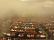 Слезоточивый газ не помеха: парламент Косово принял закон о границе с Черногорией (фото, видео)