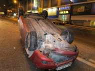 В Киеве перевернулся Chevrolet, в инциденте пострадал пешеход (фото)