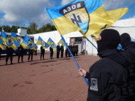 Спецназ полиции проводит обыски на базе полка "Азов" в Киеве (прямая трансляция)